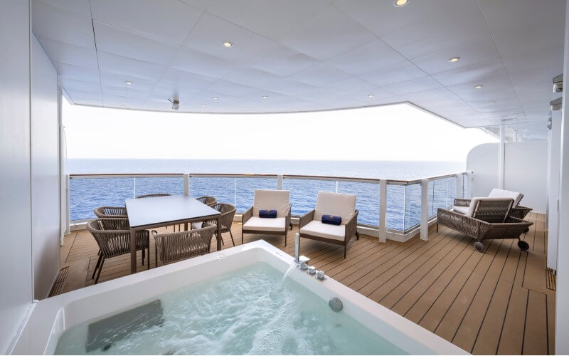 Balcony hot tub on MSC Seashore 