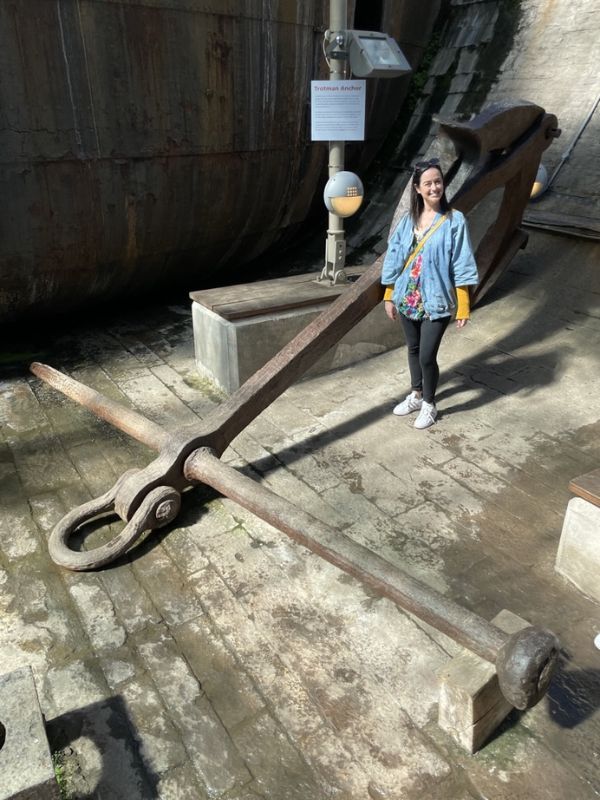 Cruise Mummy with the anchor of the S.S. Great Britain