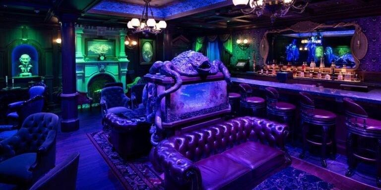 Disney Treasure Haunted Mansion Parlor