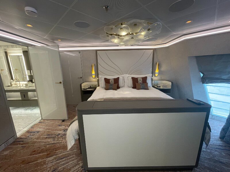 Disney Wish funnel suite bedroom