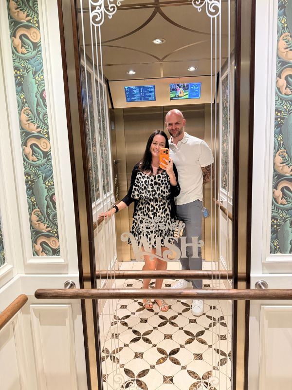 elevator selfie