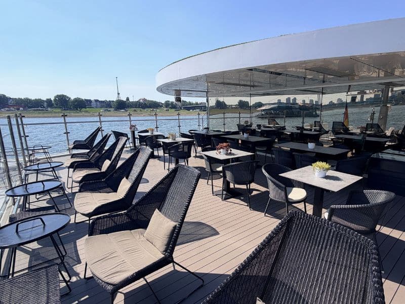 Emerald Luna outdoor seating