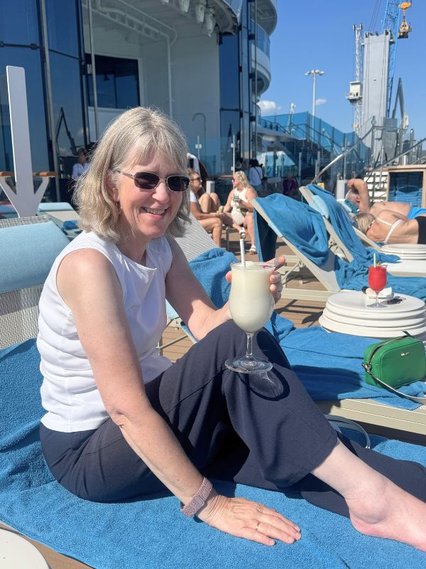Granny with a cocktail om Sun Princess
