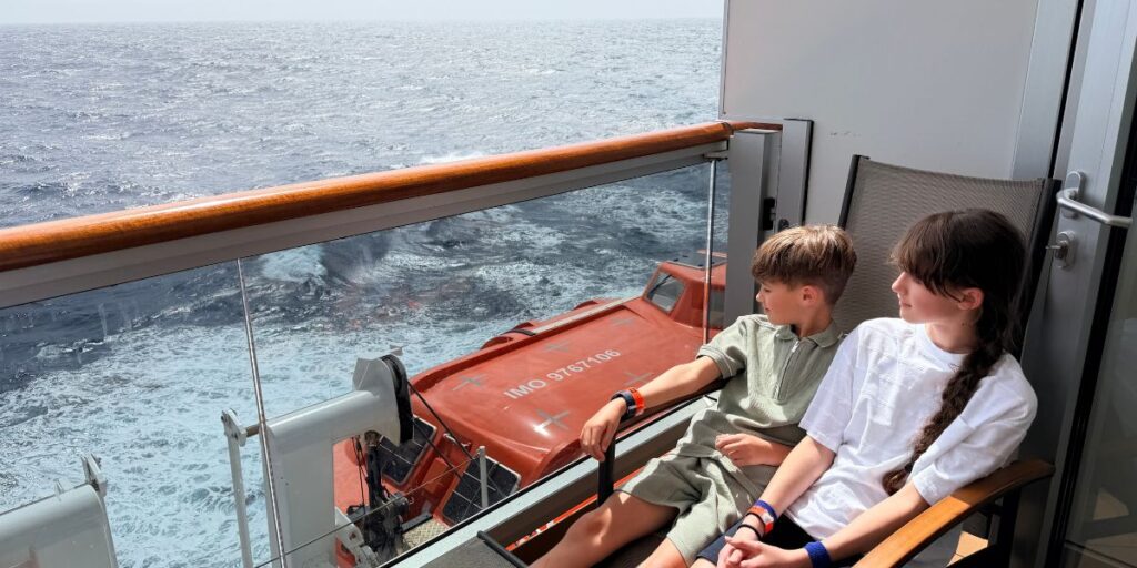 kids on the balcony on Nieuw Statendam