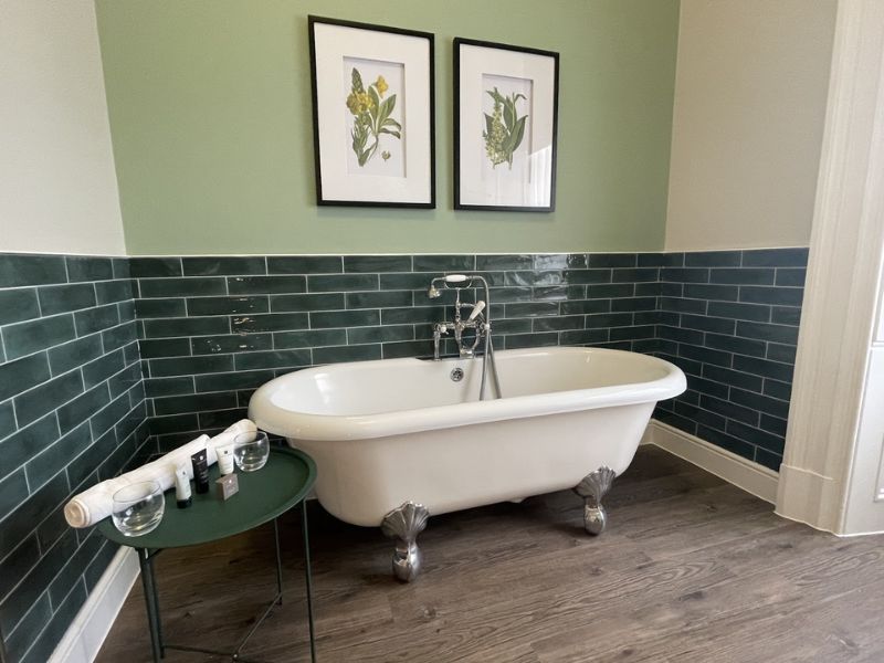 Heythrop Park Superior Room bathroom
