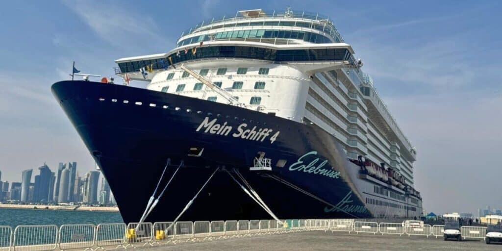Cruise ship mooring lines