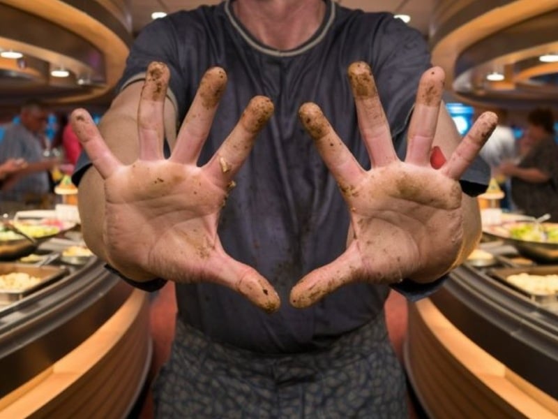 Dirty hands cruise passenger