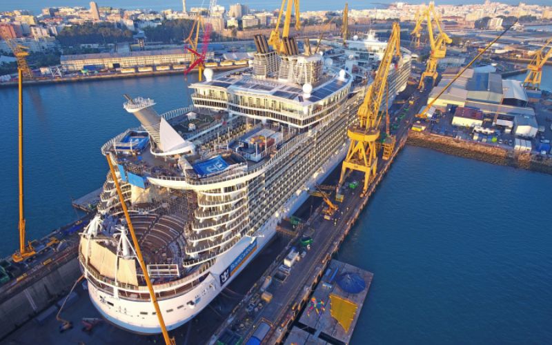 Oasis of the Seas arrives at the Navantia shipyard in Cadiz, Spain to begin her $165 million amplification