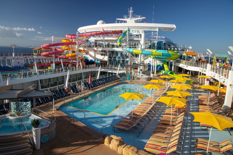 Oasis of the Seas pool deck