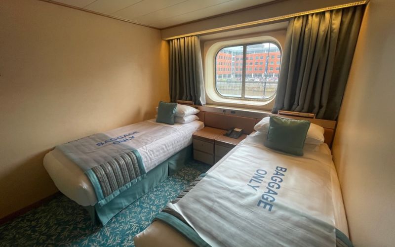 Cabin with twin beds