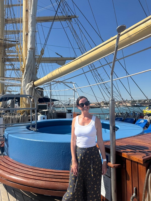 Cruise Mummy wearing embarkation day outfit