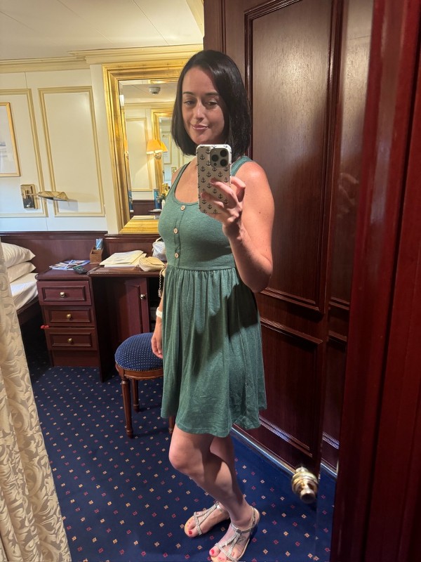 Cruise Mummy wearing a summer dress