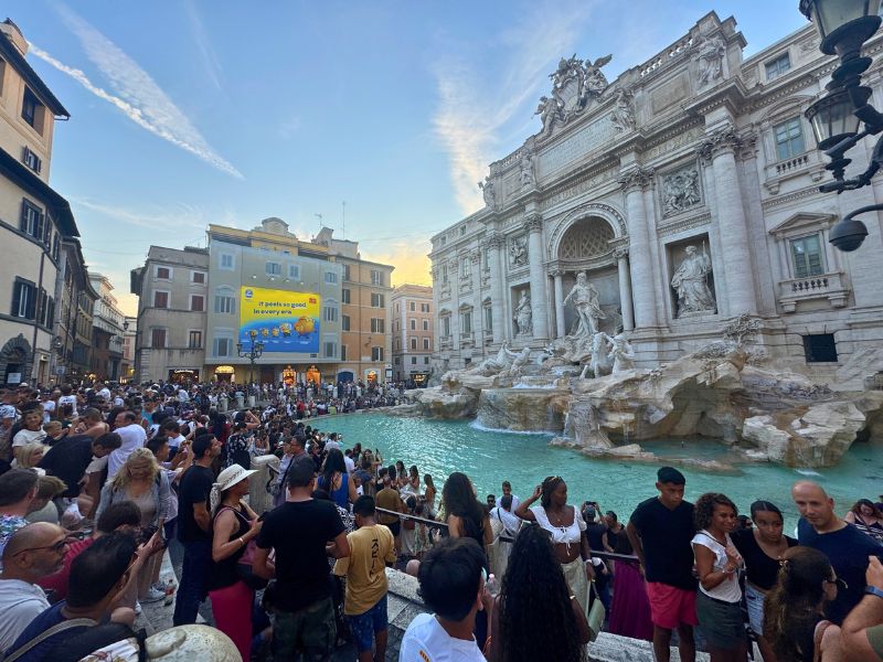 Busy Trevi fountain