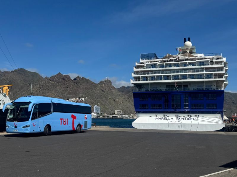 TUI Coach next to a Marella ship