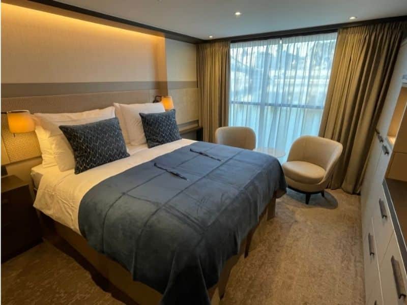 Blanket on cruise bed