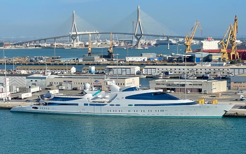 Larghe motor yacht