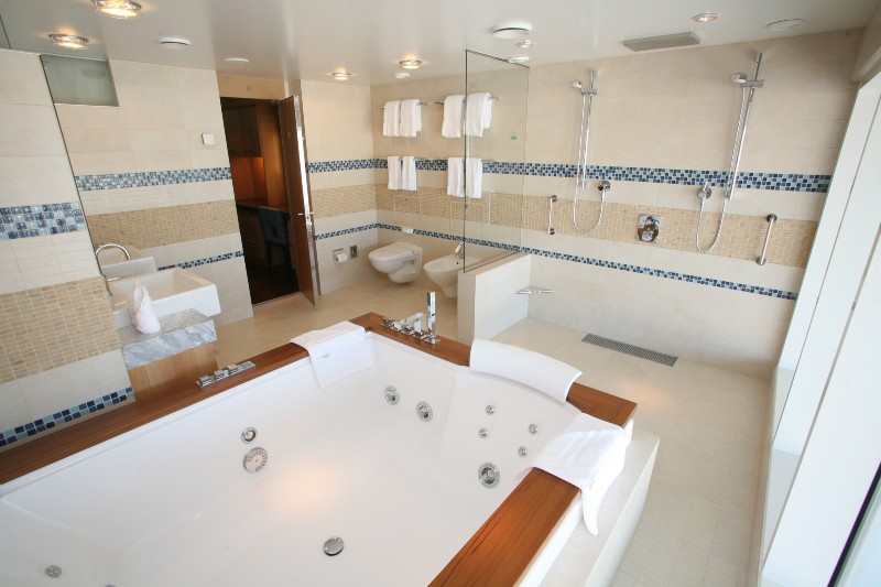 Royal Loft Suite bathroom