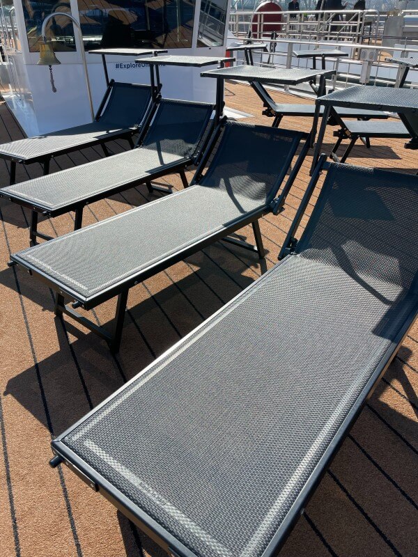Sun loungers with shades